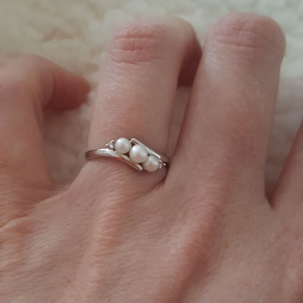 Size 6 pearl ring